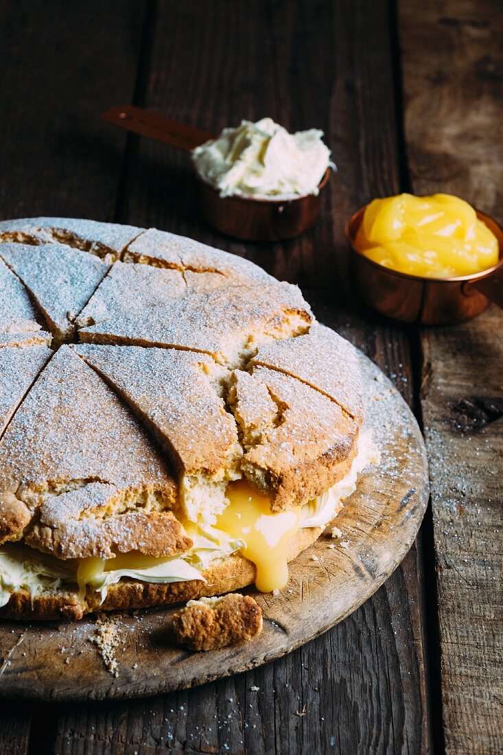 Amerikanischer Shortcake mit Lemon Curd und Clotted Cream