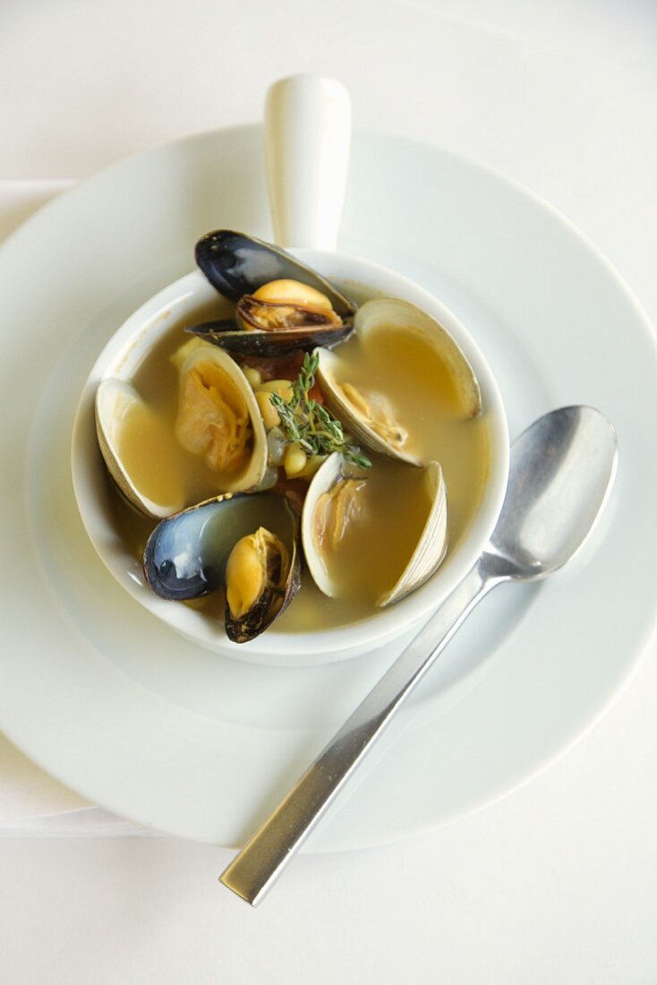 Clear broth with mussels in thyme