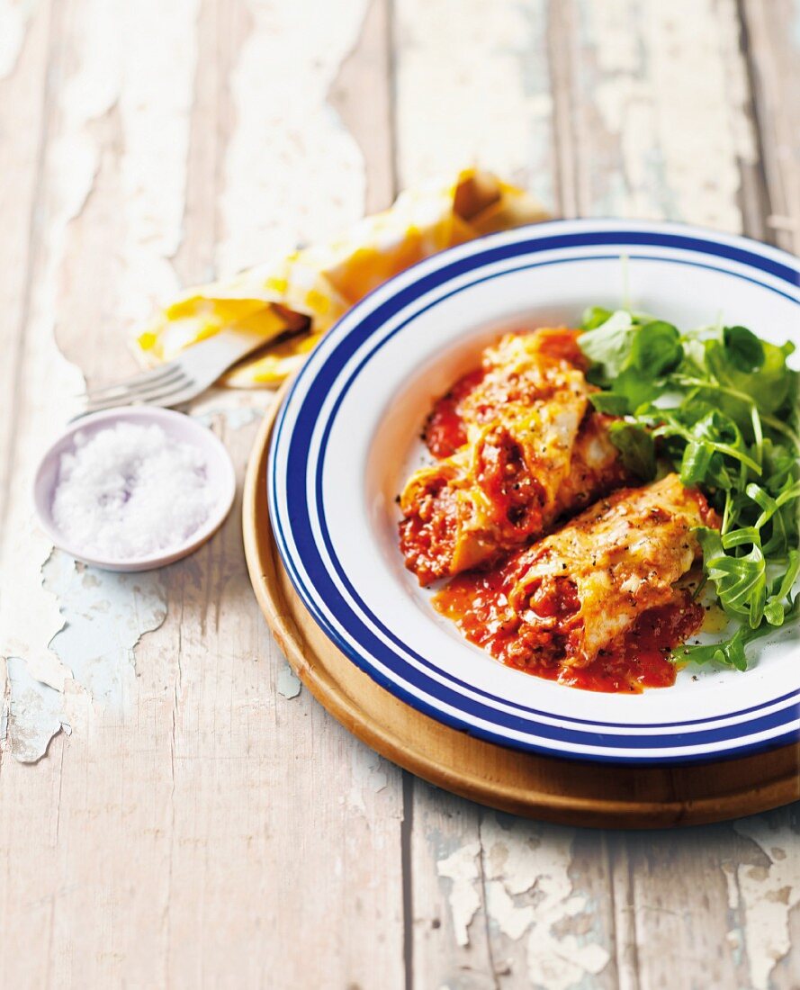 Würzige Enchiladas mit Salat