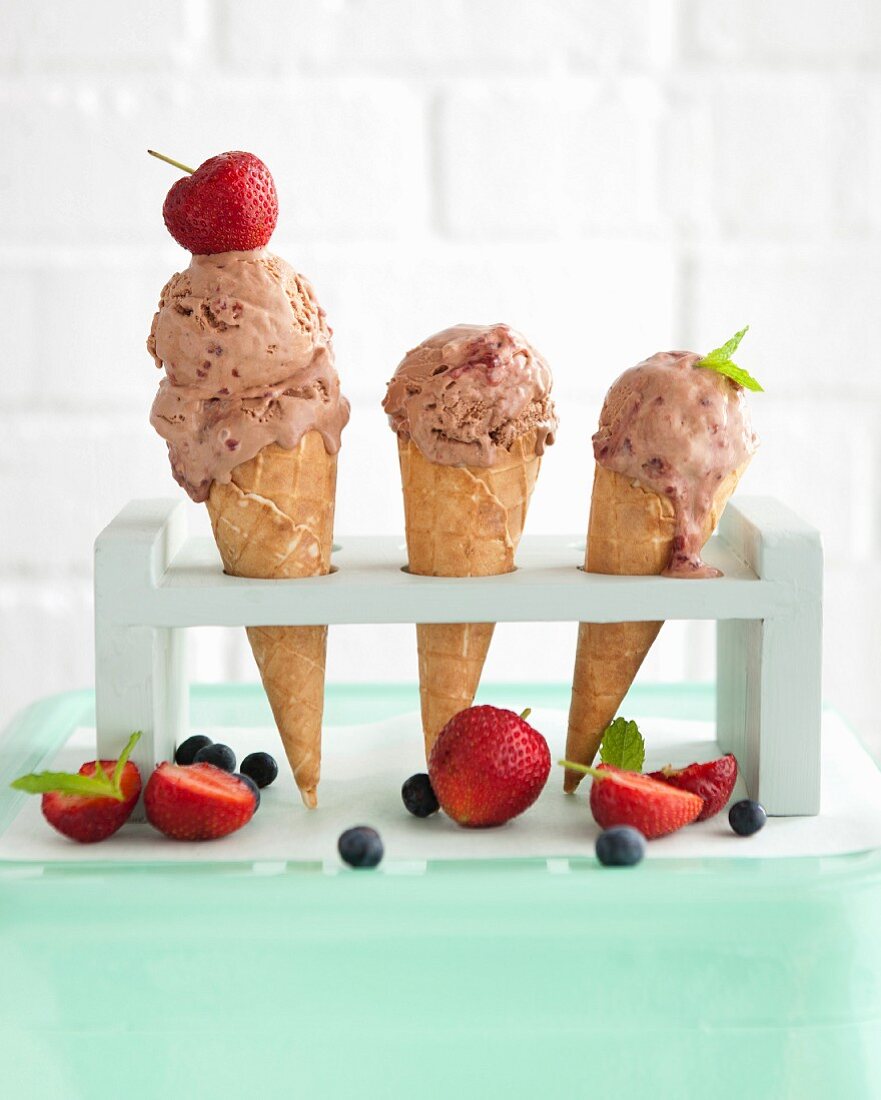 Eistüten mit frischen Beeren im Eiswaffelhalter