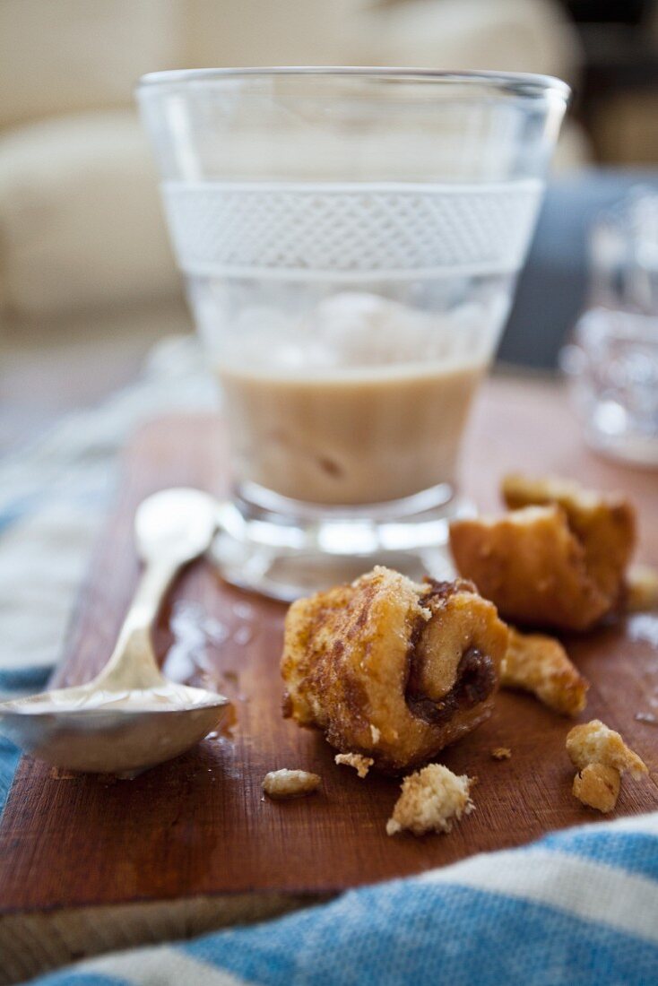 Mini-Zimtschnecken mit Eiskaffee