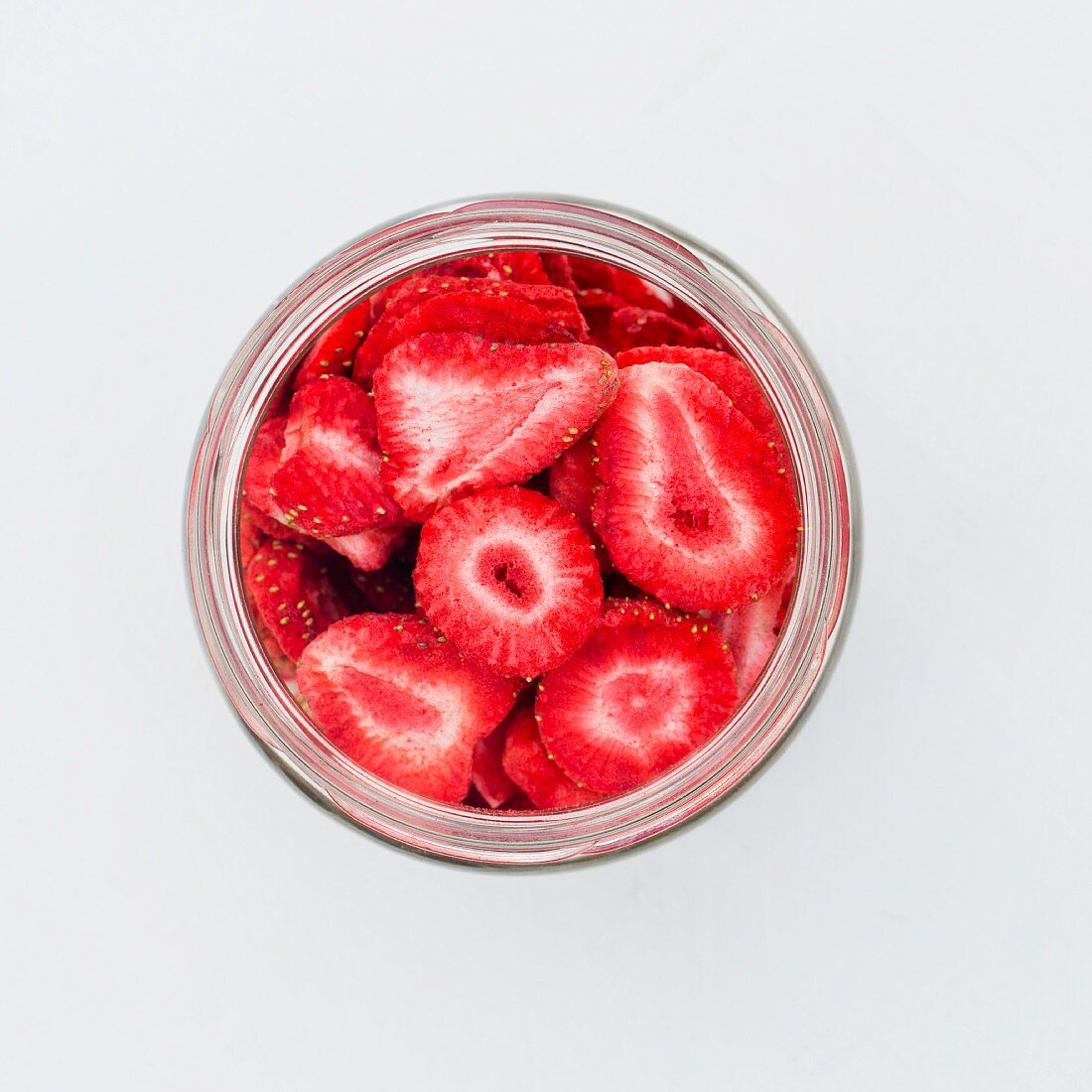 Gefriergetrocknete Erdbeerscheiben im Glas