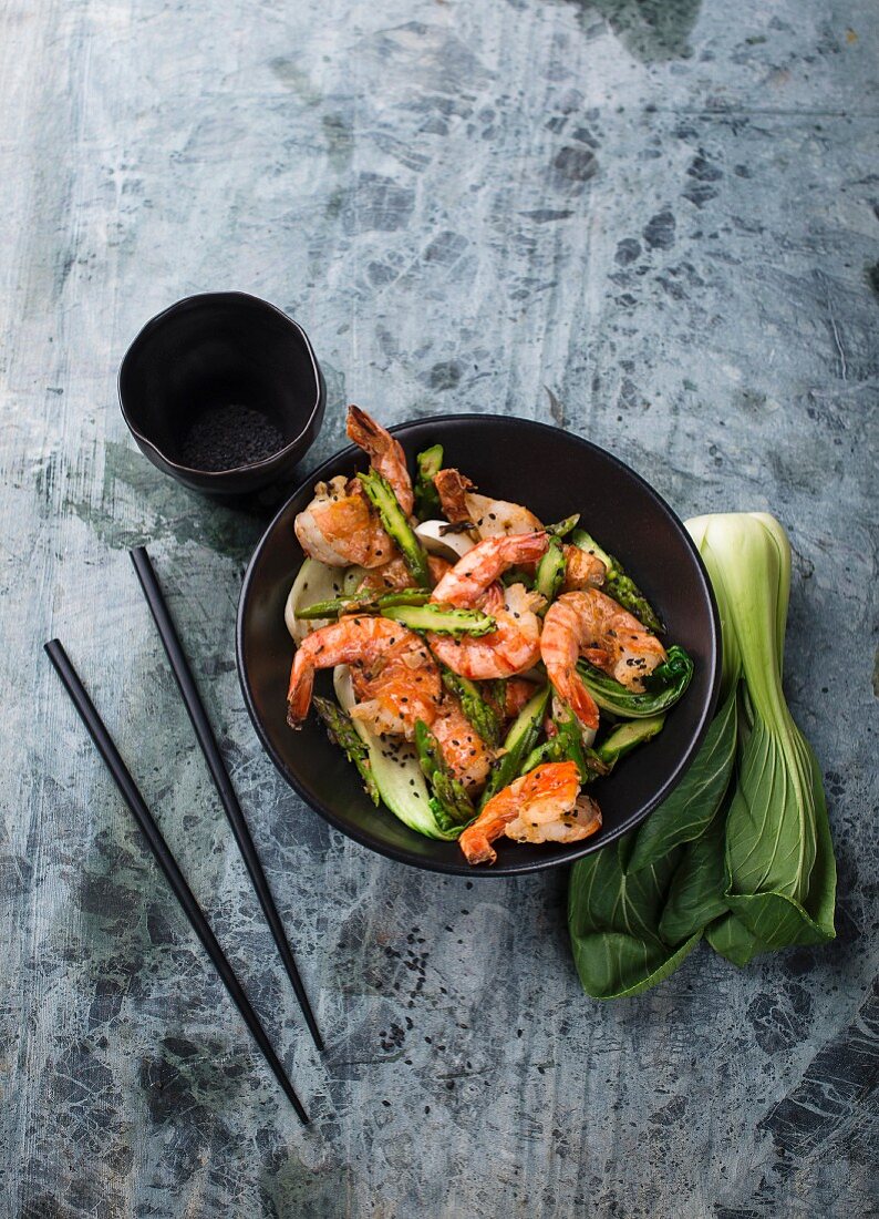 Shrimps with bok choy and green asparagus