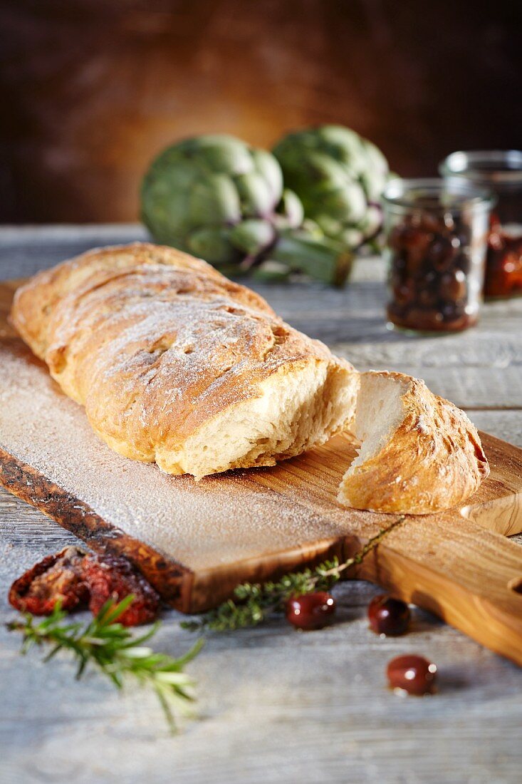 Ciabatta-Brot auf Olivenholzbrett