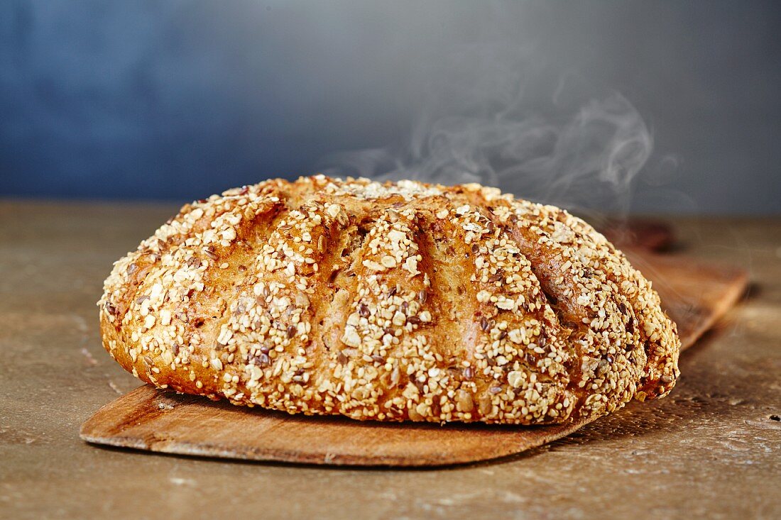 Ein Laib Mehrkorn-Quark-Brot