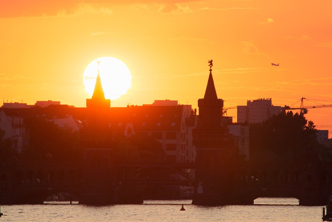 Die Oberbaumbrücke bei Sonnenuntergang, Berlin, Deutschland