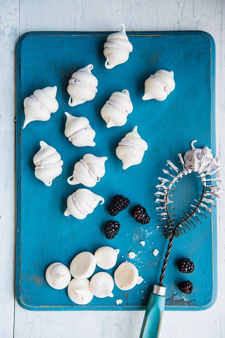Mini meringues with blackberry cream