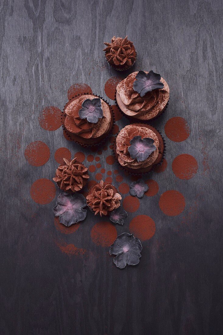 Cupcakes with black sugar flowers