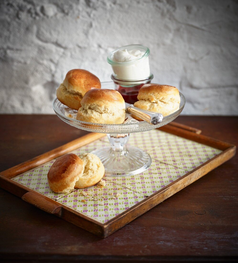 Scones mit Marmelade und Clotted Cream (England)