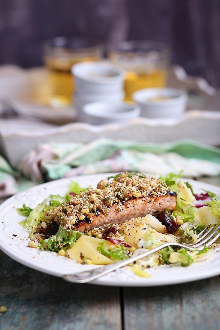 Salmon with sesame seeds, bean sprouts, gluten-free tagliatelle and salad