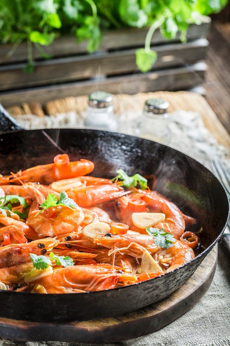 Garnelen mit Knoblauch, Petersilie und Chilischoten