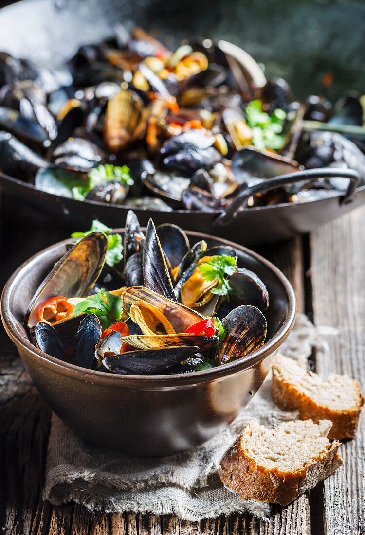 Mussels with garlic and chillis served with bread