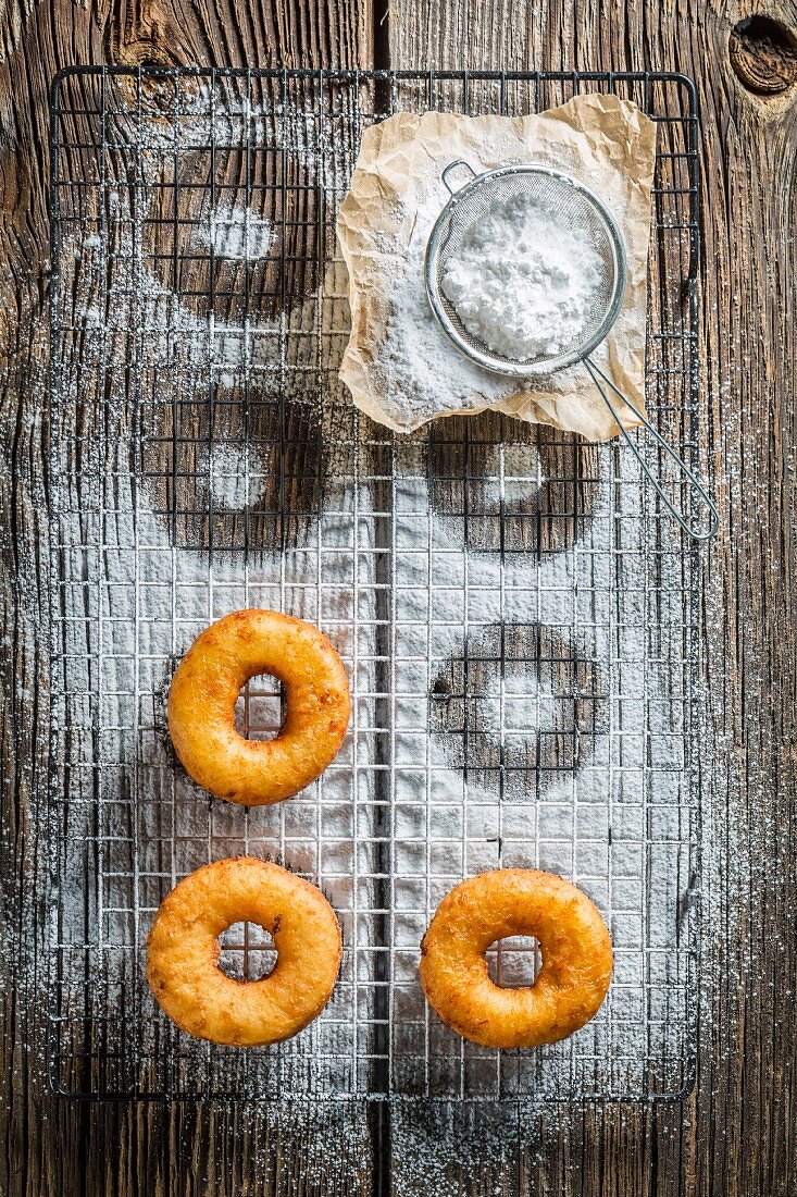 Frisch gebackene Doughnuts mit Puderzucker