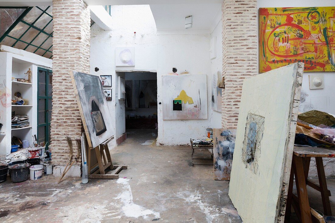 Das derzeitige Atelier des Künstlers Mahi Binebine, in Tahannaout, Marokko