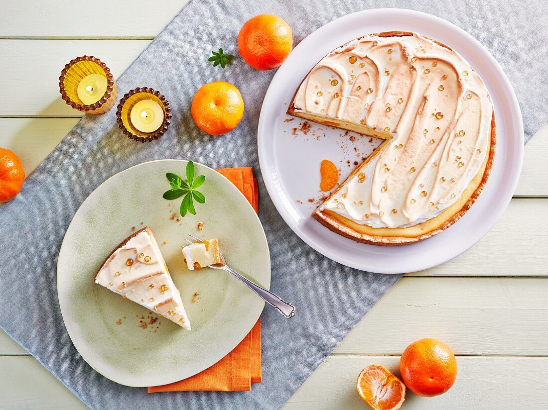 Mandarin tartlet filled with pudding and topped with meringue