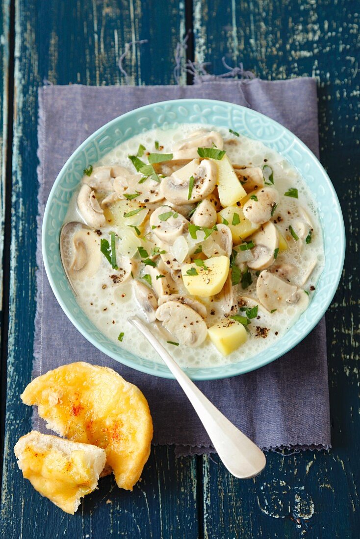 Pilz-Kartoffelsuppe mit Sahne, dazu ein gratiniertes Brötchen mit Cheddar