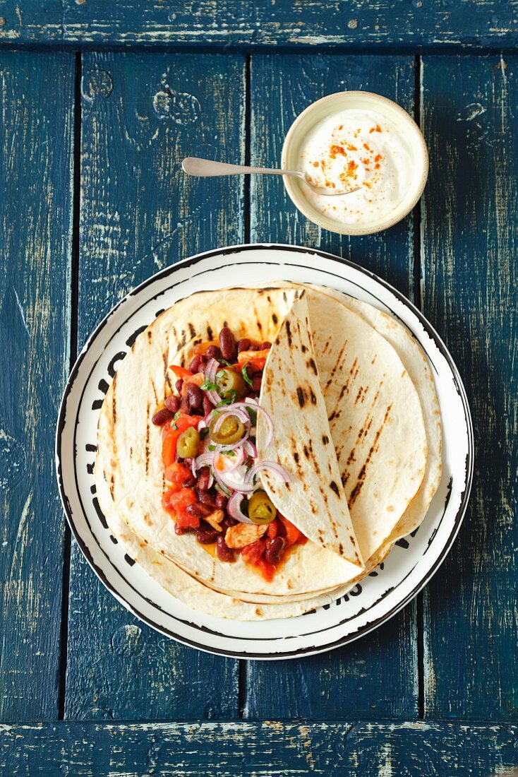 Tortilla with minced turkey, kidney beans, tomatoes, jalapeños and yoghurt