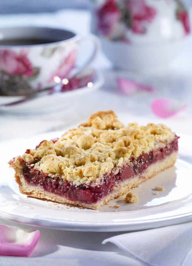 Ein Stück Kirsch-Streusel-Kuchen