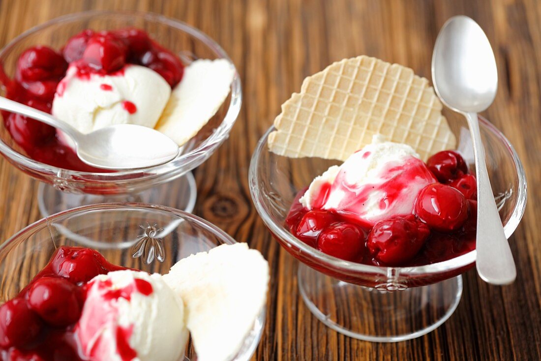 Mascarpone desserts with cherry jam