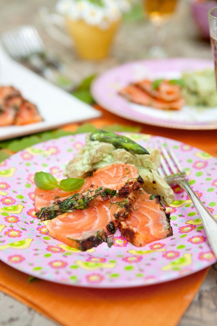 Marinierter Lachs mit Kartoffelsalat und grünem Spargel