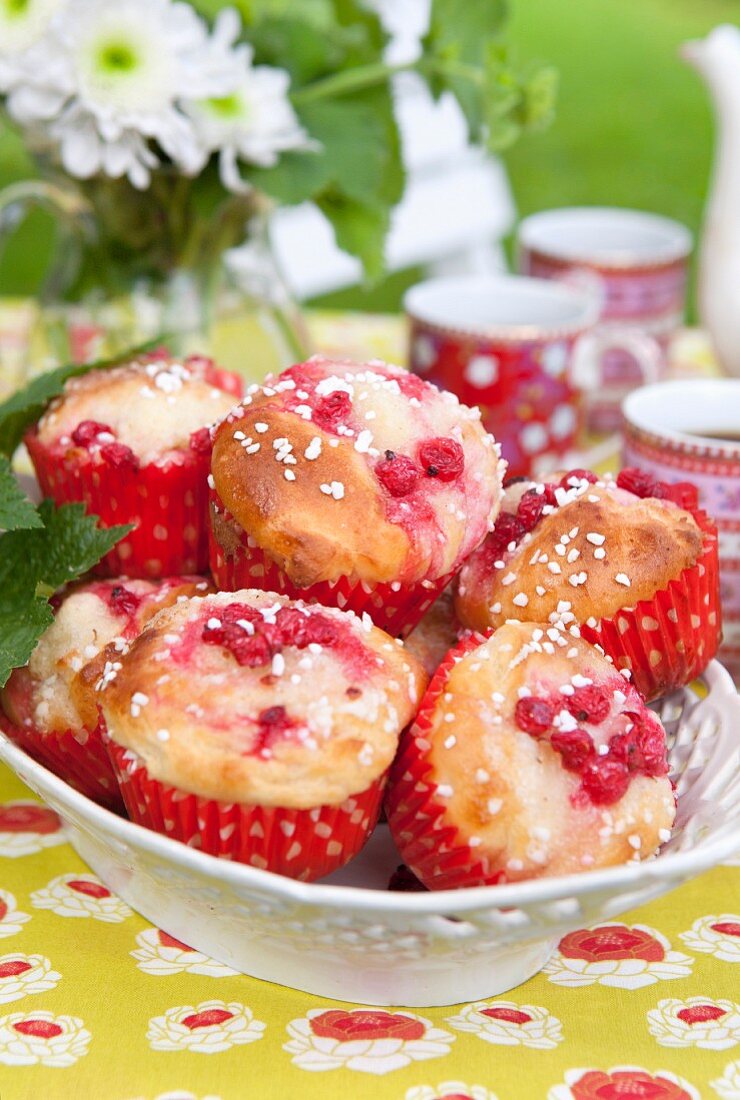 Muffins mit roten Johannisbeeren und Hagelzucker