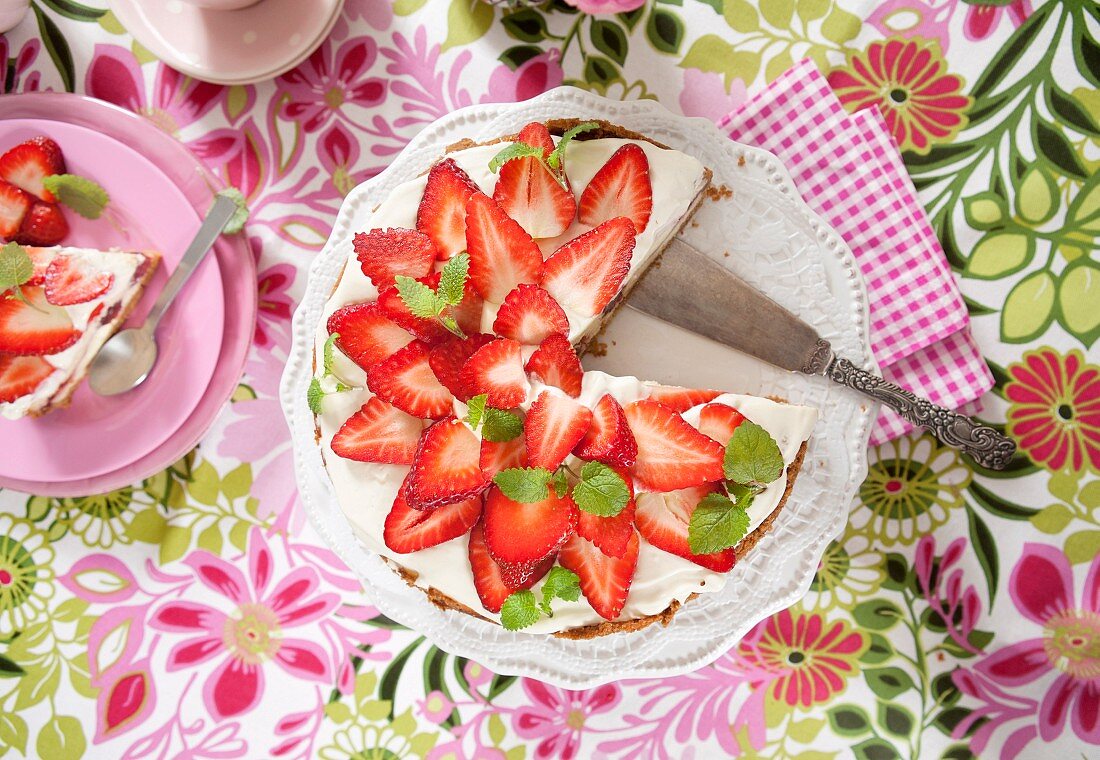 Cheesecake mit Erdbeeren, ein Stück heraus geschnitten