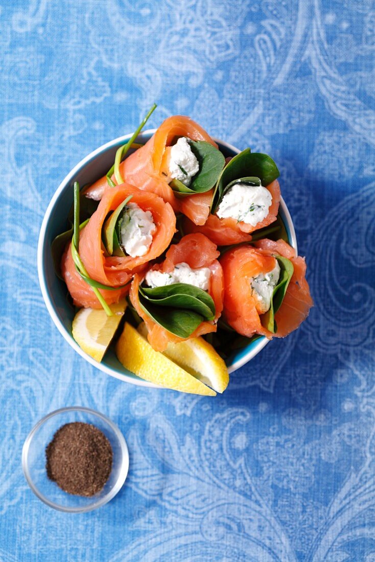 Smoked salmon with herb cream cheese and spinach