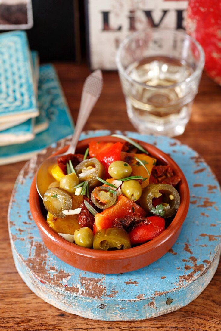 Gegrillte Paprika mit getrockneten Tomaten, Oliven und Jalapenos