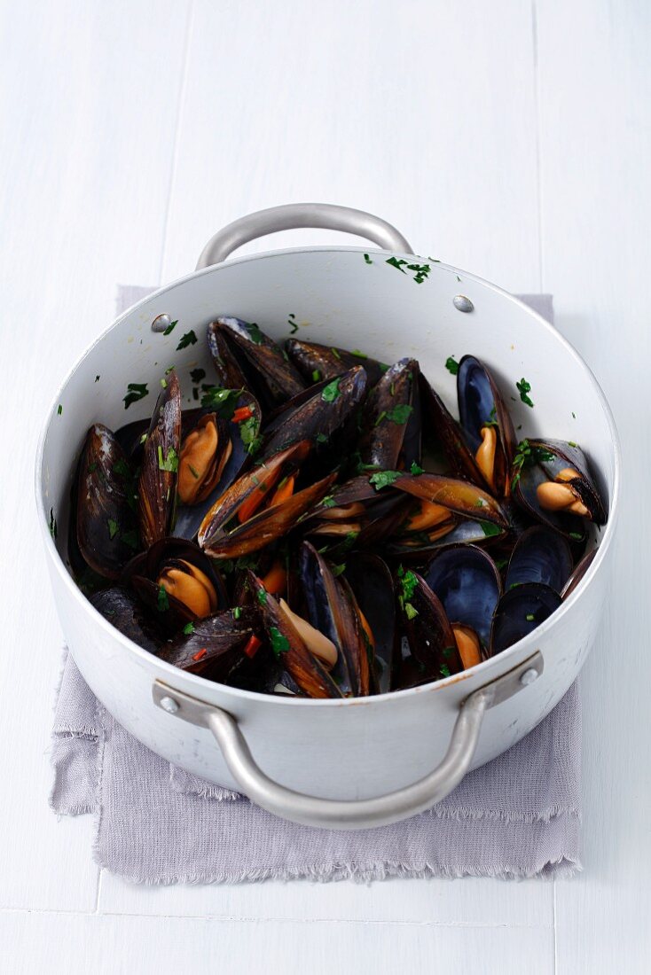 Mussels with chilli, parsley and white wine