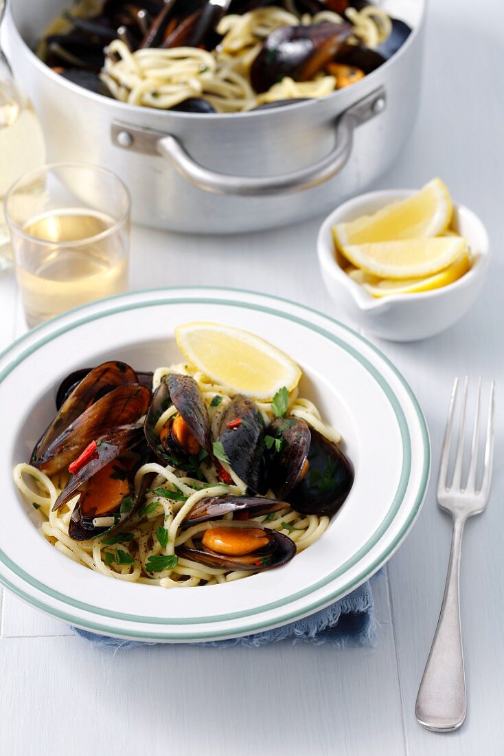 Spaghetti mit Muscheln, Chili, Petersilie und Weißwein