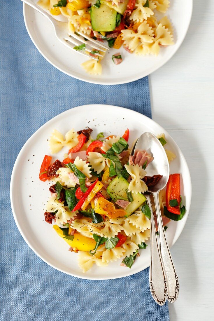 Pasta salad with ham, grilled vegetables and dried tomatoes