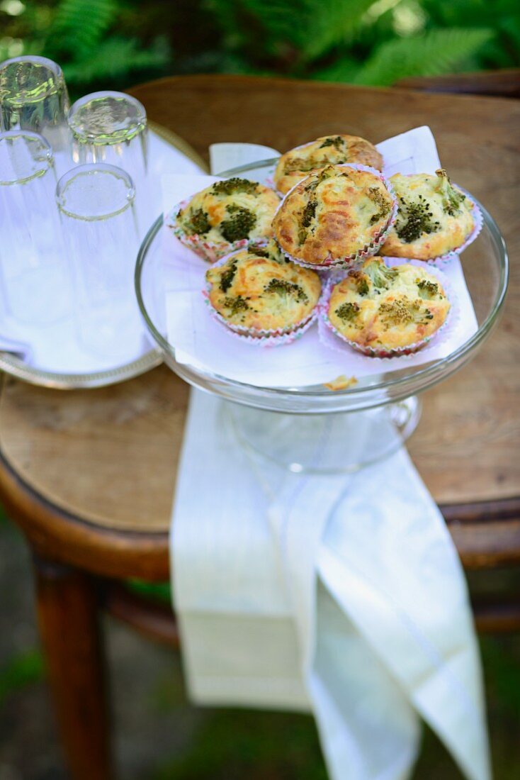 Brokkoli-Muffins auf Tisch im Freien