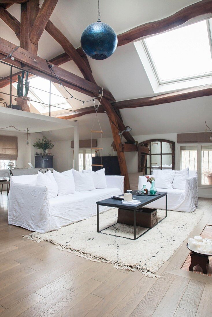 Vintage-style living room with double-height ceiling