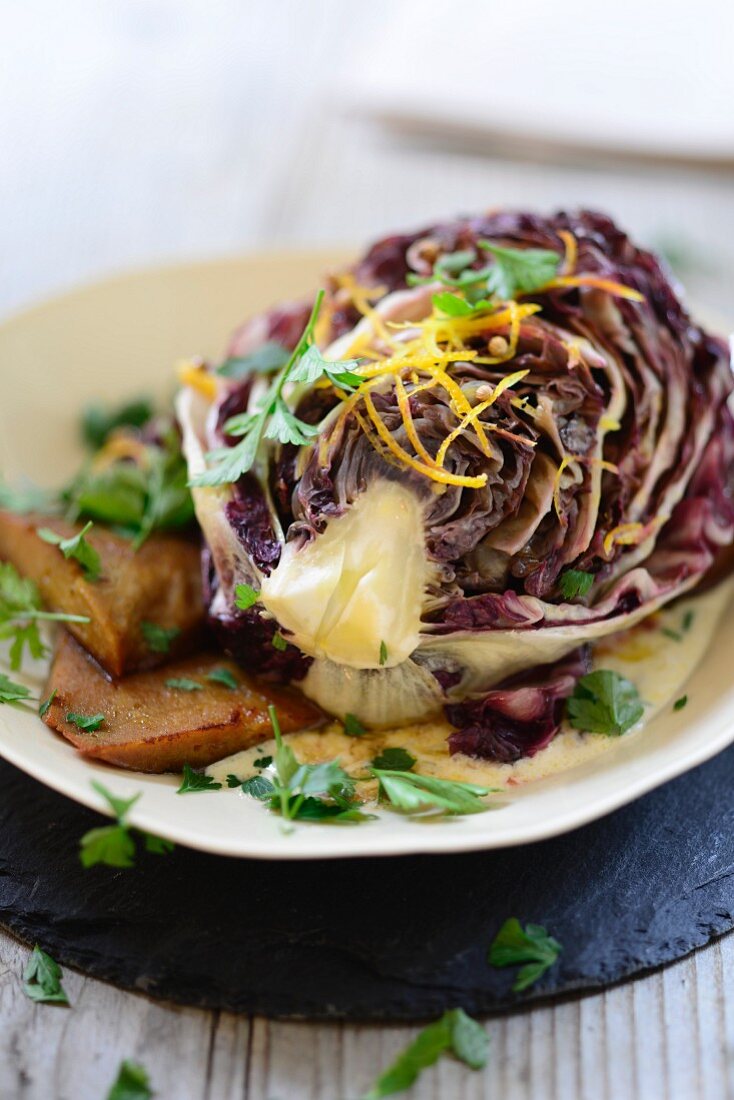 Ofengebratener Radicchio mit cremigem Pfannen-Seitan