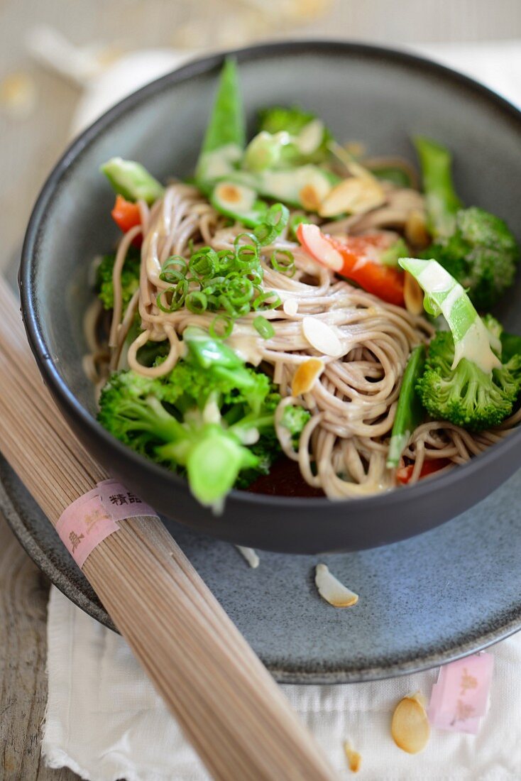 Soba noddles with broccoli and spicy almond sauce (Asia)