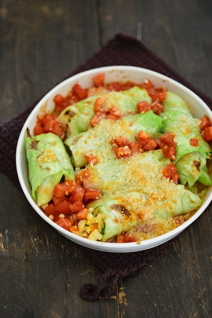 Gefüllte Weisskohlröllchen mit Mandel-Tomaten