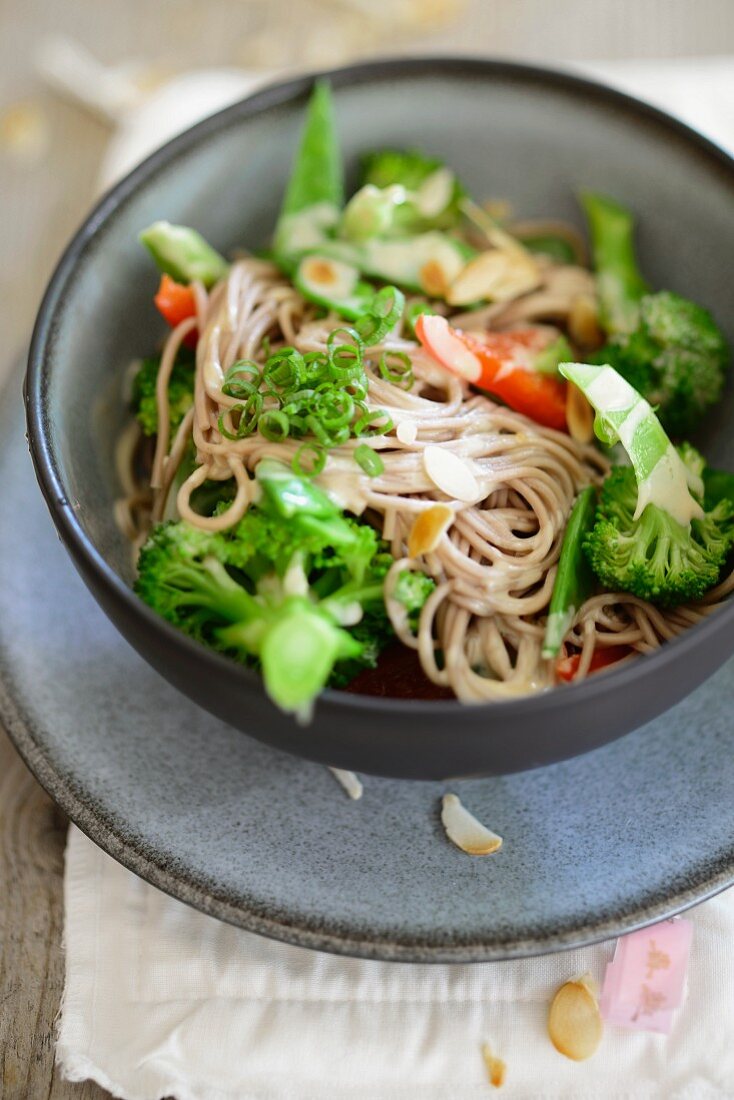 Soba noddles with broccoli and spicy almond sauce (Asia)