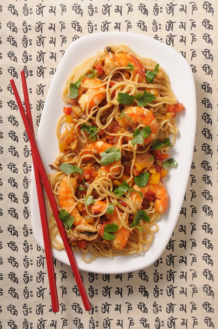 Fried noodles with prawns and coriander (Thailand)