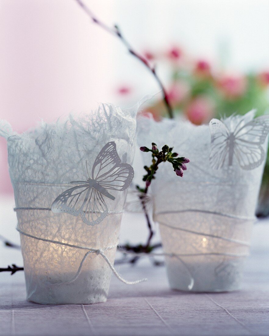 Teelichthalter aus Japanpapier mit Schmetterlingsdekoration und Knospenzweig