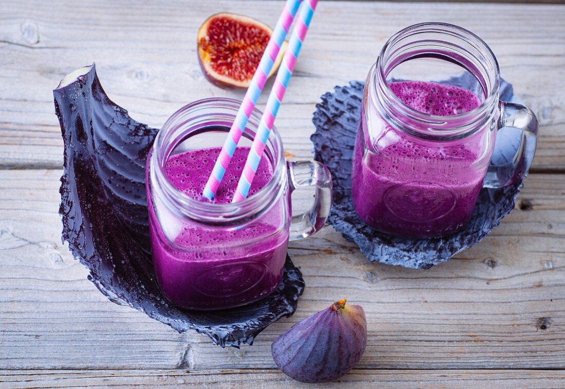 Red cabbage and fig cocktail with bananas and aronia berries
