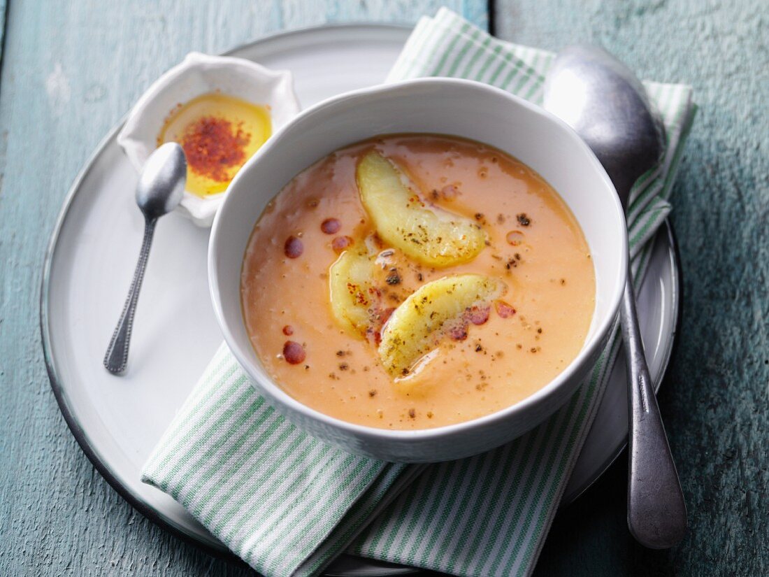 Süsskartoffelsuppe mit Kokos, Äpfeln & Moringablattpulver