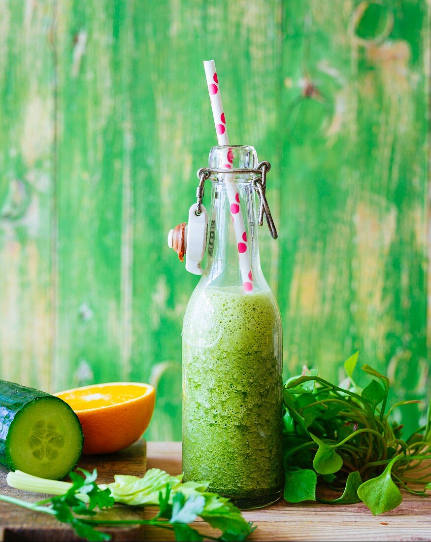 A green smoothie with cucumber, purslane and oranges