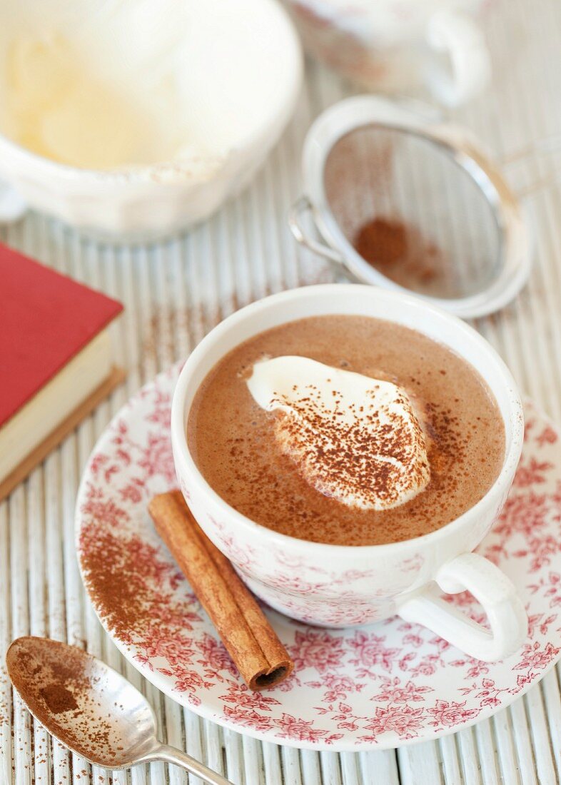 Eine Tasse Heiße Schokolade mit Zimt, Mandeldrink und Sahne