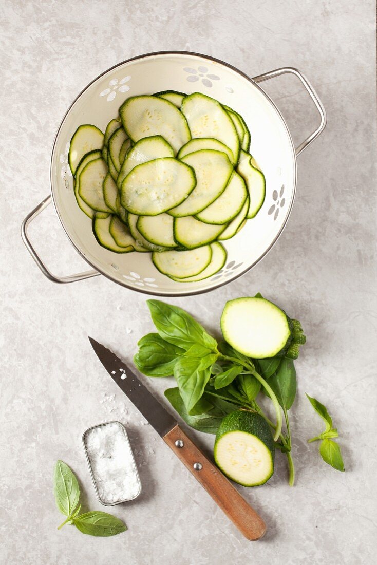 Gesalzene Zucchini für einen Zucchini-Basilikum-Salat