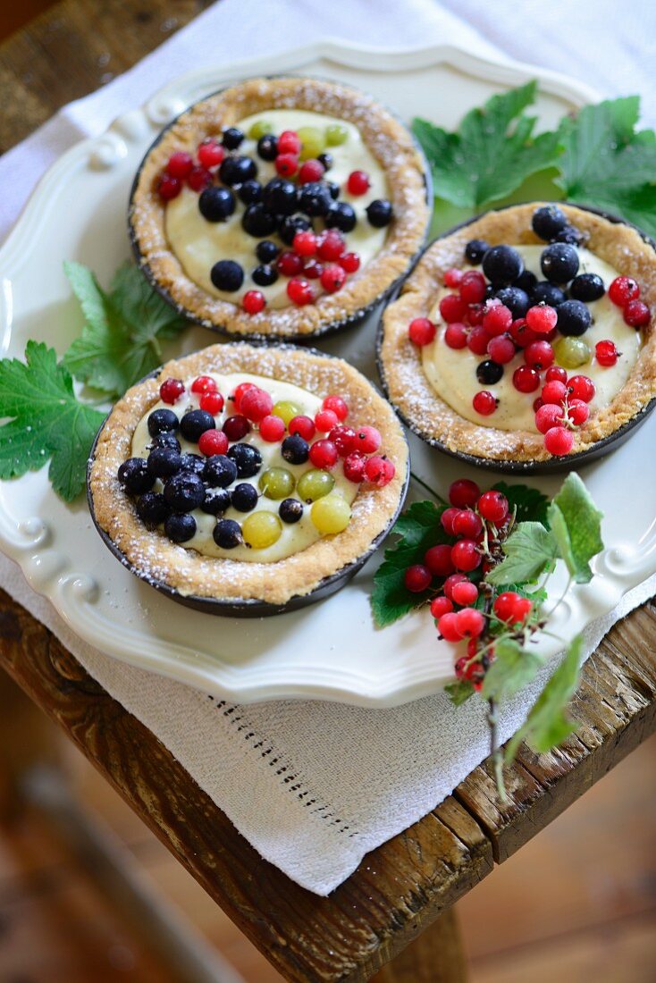 Redcurrant tartlets with almond bases