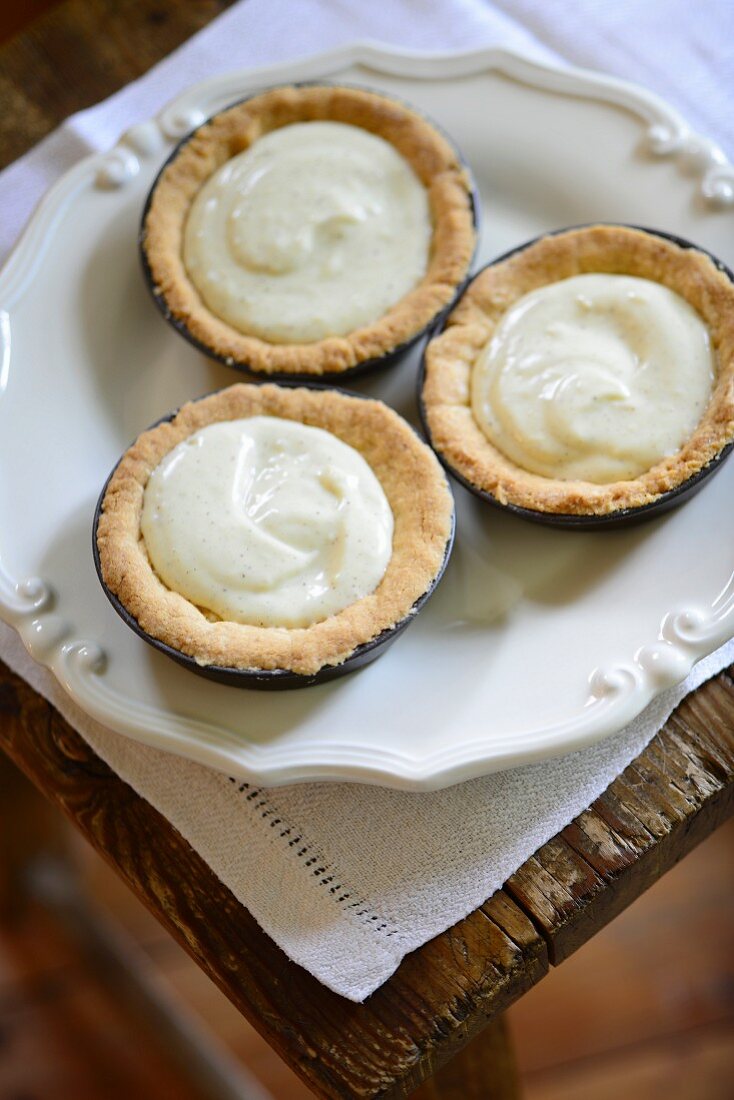 Tarteletts mit Mandel-Mürbeteigboden und Vanillecreme