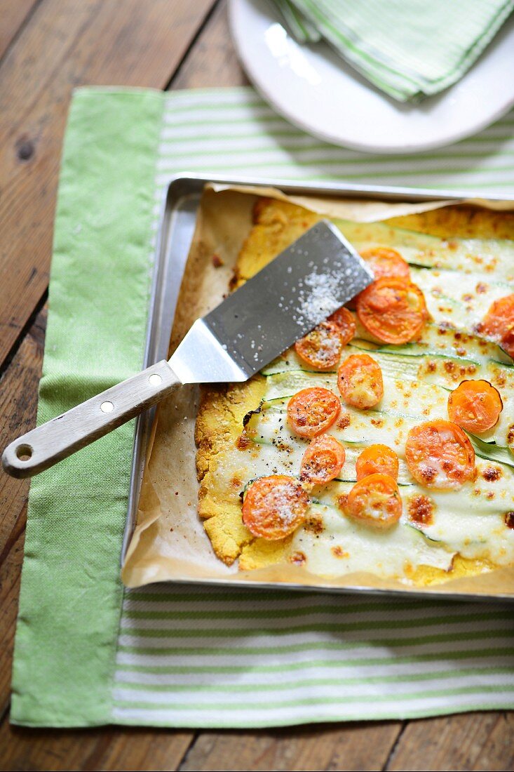 Polenta-Pizza mit Zucchini und Tomaten