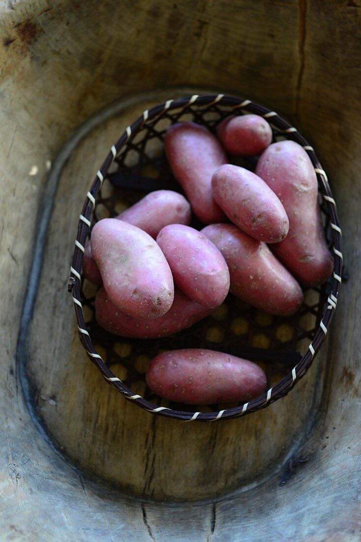 Kartoffeln mit roter Schale im Körbchen