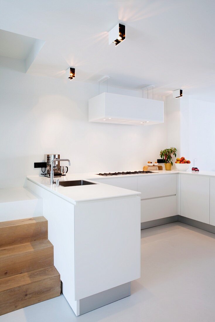 Minimalistische moderne Küche ohne Oberschränke
