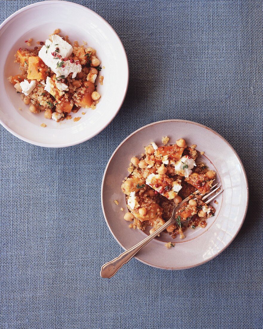 Quinoa-Kichererbsen-Salat mit Kürbis und Ziegenkäse
